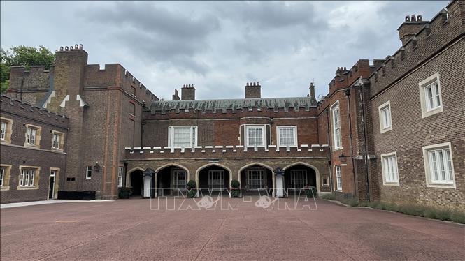 Sân Friary Court tại Cung điện St. James, nơi Đội cận vệ cũ tập trung trước khi diễu hành tới Cung điện Buckingham trong Lễ đổi gác. Ảnh: Minh Hợp-phóng viên TTXVN tại Anh