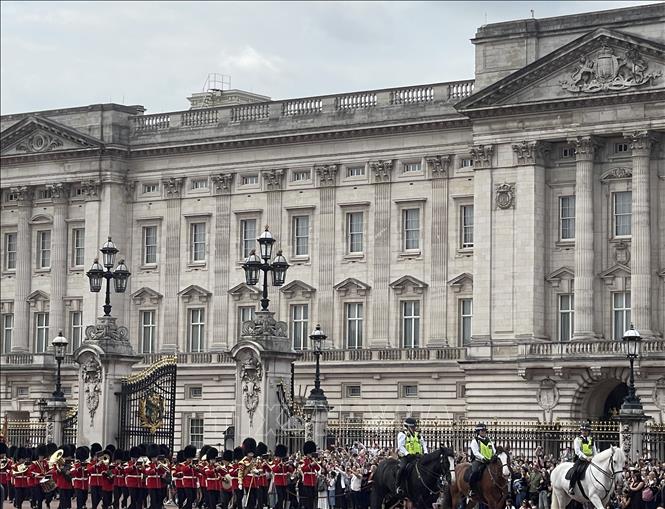 Nét độc đáo thu hút du khách tới Cung điện Buckingham là Lễ đổi gác, nghi lễ bàn giao trách nhiệm bảo vệ Cung điện giữa hai Đội Cận vệ cũ và mới. Ảnh: Minh Hợp-phóng viên TTXVN tại Anh