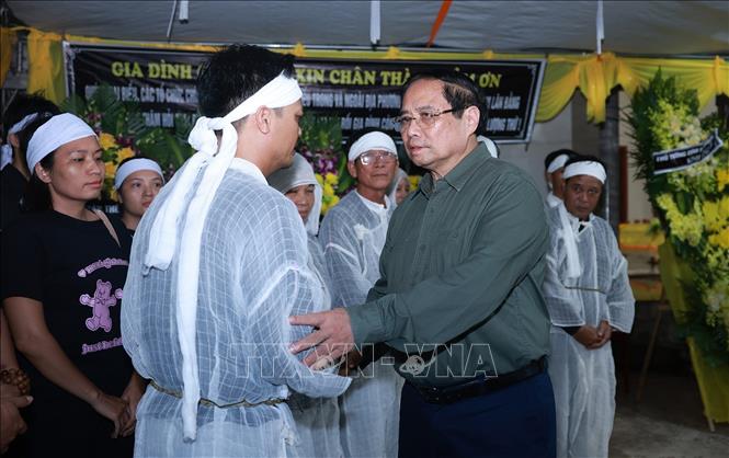Thủ tướng Phạm Minh Chính chia buồn cùng gia đình nạn nhân bị thiệt mạng do giông lốc gây ra tại xã Quỹ Nhất. Ảnh: Dương Giang-TTXVN
