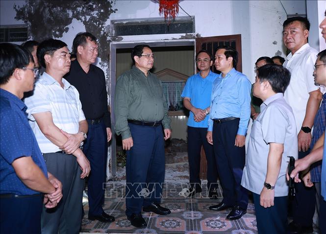 Thủ tướng Phạm Minh Chính thăm, chỉ đạo công tác khắc phục hậu quả của bão số 10 tại xã Quỹ Nhất. Ảnh: Dương Giang-TTXVN
