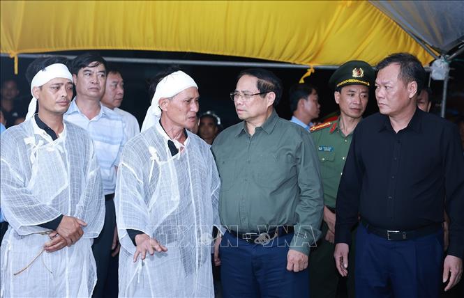 Thủ tướng Phạm Minh Chính chia buồn cùng gia đình nạn nhân bị thiệt mạng do giông lốc gây ra tại xã Quỹ Nhất. Ảnh: Dương Giang-TTXVN
