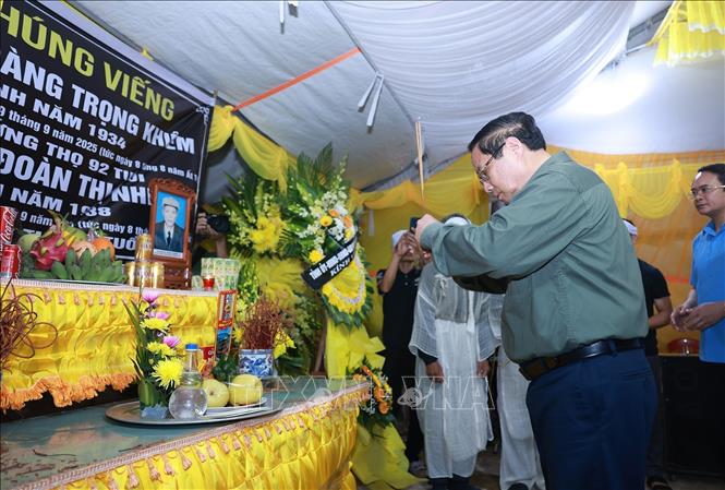 Thủ tướng Phạm Minh Chính thắp hương viếng nạn nhân bị thiệt mạng do giông lốc gây ra tại xã Quỹ Nhất. Ảnh: Dương Giang-TTXVN

