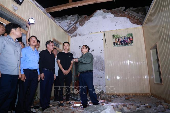 Thủ tướng Phạm Minh Chính chỉ đạo công tác khắc phục hậu quả của bão số 10 tại xã Quỹ Nhất. Ảnh: Dương Giang-TTXVN
