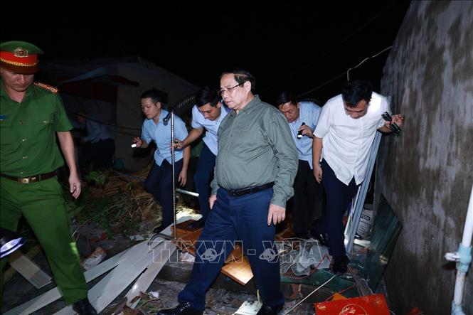 Thủ tướng Phạm Minh Chính thăm, chỉ đạo công tác khắc phục hậu quả của bão số 10 tại xã Quỹ Nhất. Ảnh: Dương Giang-TTXVN

