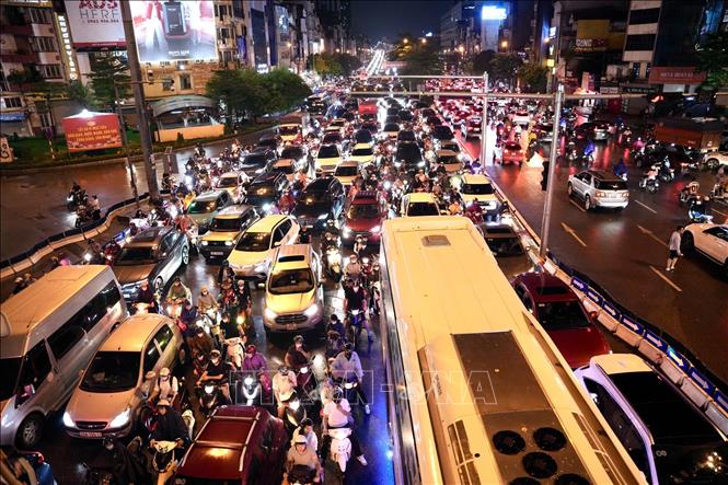 Ùn tắc tại đường Nguyễn Trãi (ảnh chụp lúc 20h25’). Ảnh: Phạm Kiên - TTXVN