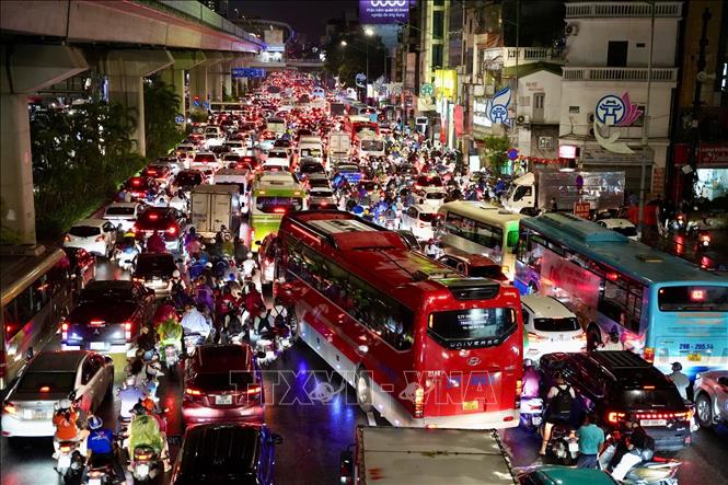Ùn tắc tại đường Nguyễn Trãi (ảnh chụp lúc 20h25’). Ảnh: Phạm Kiên - TTXVN