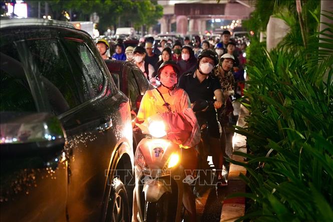 Ùn tắc tại đường Nguyễn Trãi (ảnh chụp lúc 20h25’). Ảnh: Phạm Kiên - TTXVN