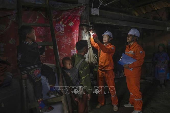 Nỗ lực hết mình để mang lại ánh sáng cho người dân. Ảnh: TTXVN phát 