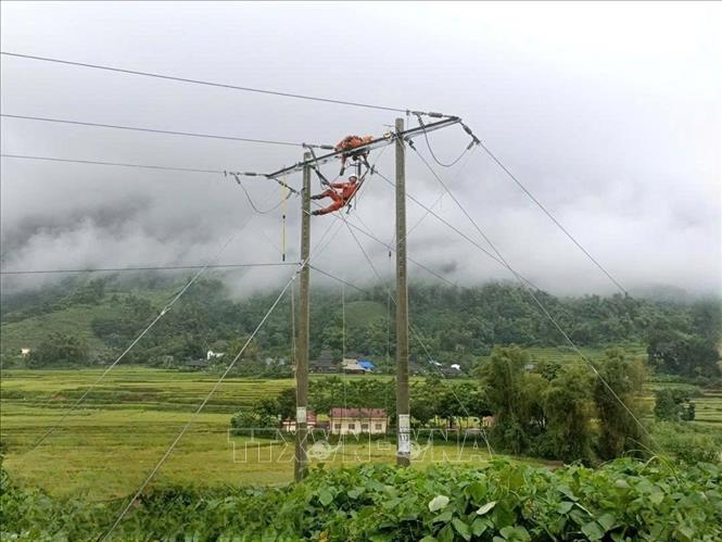 Điện lực Lào Cai nỗ lực hết mình để mang lại ánh sáng cho người dân. Ảnh: TTXVN phát 