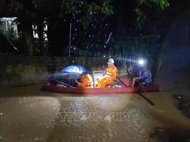 Công nhân xuyên đêm khắc phục sự cố không quản hiểm nguy. Ảnh: TTXVN phát 