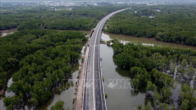 The Ben Luc-Long Thanh expressway connects Dong Nai with Ho Chi Minh City and southwestern provinces. VNA Photo: Sỹ Tuyên