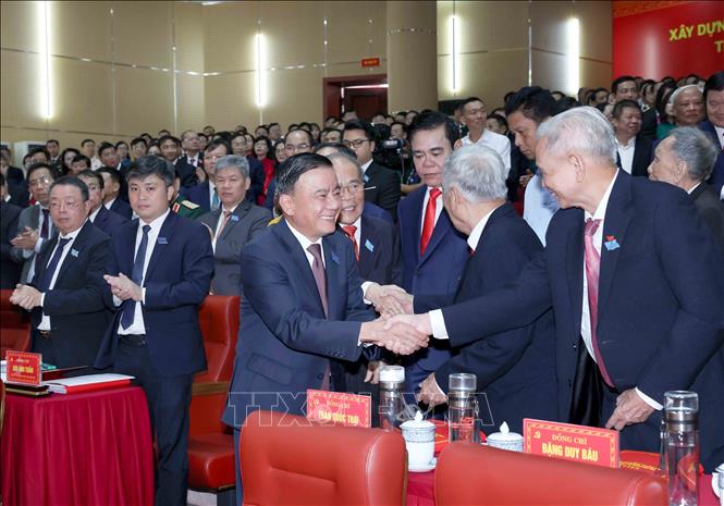 Đồng chí Trần Cẩm Tú với các đồng chí lãnh đạo, nguyên lãnh đạo Đảng, Nhà nước dự Đại hội. Ảnh: Phương Hoa - TTXVN