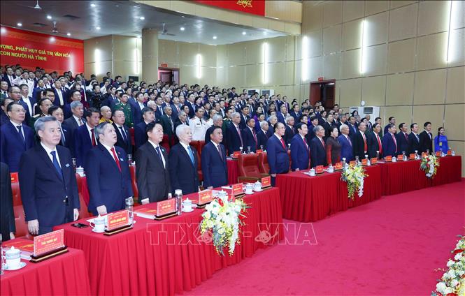 Các đại biểu tham dự Đại hội thực hiện nghi lễ chào cờ. Ảnh: Phương Hoa - TTXVN