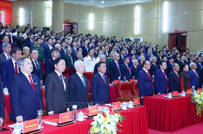 Các đại biểu tham dự Đại hội thực hiện nghi lễ chào cờ. Ảnh: Phương Hoa - TTXVN