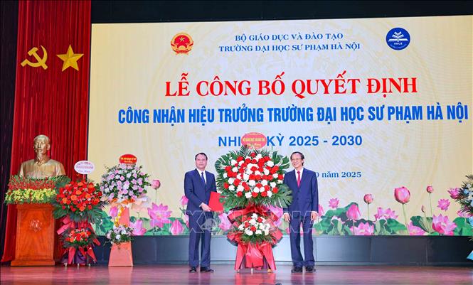 Thứ trưởng Thường trực Bộ Giáo dục và Đào tạo Phạm Ngọc Thưởng trao quyết định, chúc mừng PGS.TS Nguyễn Đức Sơn, Hiệu trưởng Trường Đại học Sư phạm Hà Nội nhiệm kỳ 2025 – 2030. Ảnh: Thanh Tùng - TTXVN 