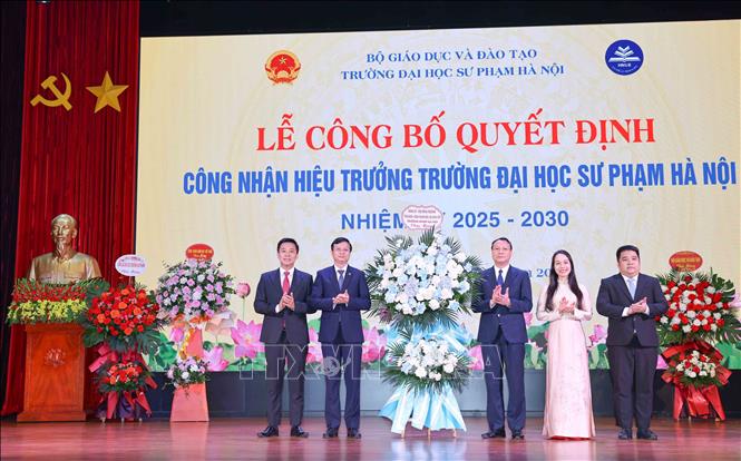 Đảng uỷ, Hội đồng Trường, Công đoàn, Đoàn Thanh niên tặng hoa chúc mừng Hiệu trưởng Trường ĐHSP Hà Nội. Ảnh: Thanh Tùng - TTXVN