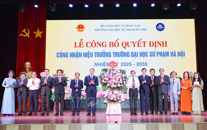PGS.TS Nguyễn Đức Sơn, Hiệu trưởng Trường Đại học Sư phạm Hà Nội cùng các lãnh đạo Hội đồng Trường ĐHSP Hà Nội. Ảnh: Thanh Tùng - TTXVN
