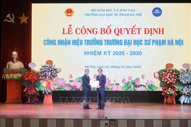 Thứ trưởng Thường trực Bộ Giáo dục và Đào tạo Phạm Ngọc Thưởng trao Quyết định Hiệu trưởng Trường Đại học Sư phạm Hà Nội nhiệm kỳ 2025 – 2030 cho PGS.TS Nguyễn Đức Sơn. Ảnh: Thanh Tùng – TTXVN