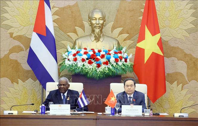 NA Chairman Tran Thanh Man and his Cuban counterpart Esteban Lazo Hernández co-chair the session. VNA Photo: Phạm Kiên 