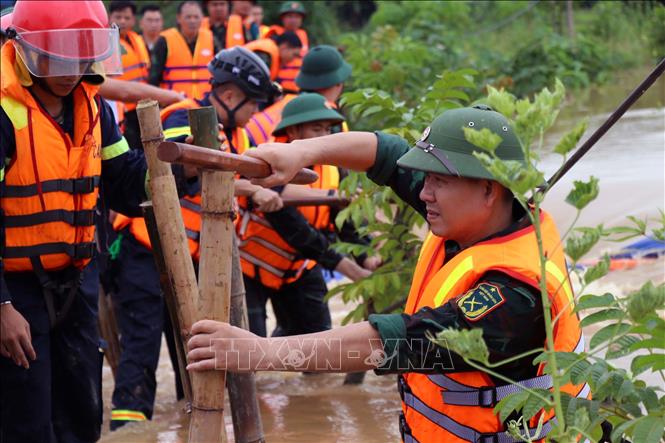 Đến khoảng 11h20, đoạn đê đã được gia cố cơ bản, ngăn nước tràn vào khu vực trung tâm tỉnh Thái Nguyên. Ảnh: Trần Trang-TTXVN 