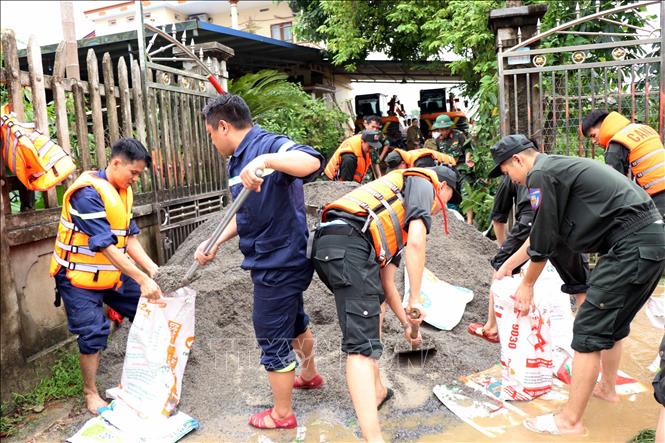 Lực lượng vũ trang tham gia khắc phục sự cố vỡ đê bối sông Cầu. Ảnh: Trần Trang-TTXVN 