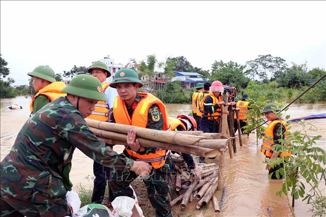 Khẩn trương khắc phục sự cố vỡ đê bối sông Cầu. Ảnh: Trần Trang-TTXVN 