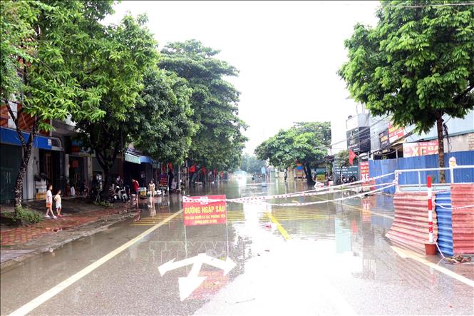Nước sông đang tràn vào các tuyến đường thuộc Tổ 8, phường Phan Đình Phùng. Ảnh: Trần Trang-TTXVN 