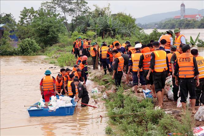 Đoạn đê bối sông Cầu bị vỡ thuộc tổ 33, phường Phan Đình Phùng. Ảnh: Trần Trang-TTXVN 