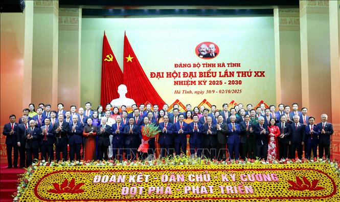Thường trực Ban Bí thư Trần Cẩm Tú cùng các đồng chí Lãnh đạo, nguyên Lãnh đạo Đảng, Nhà nước với Ban Chấp hành Đảng bộ tỉnh Hà Tĩnh nhiệm kỳ 2025 - 2030. Ảnh: Phương Hoa - TTXVN