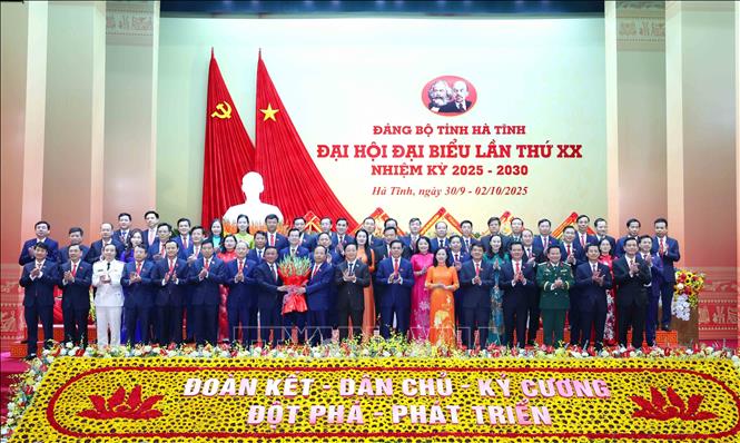Thường trực Ban Bí thư Trần Cẩm Tú chúc mừng Ban Chấp hành Đảng bộ tỉnh Hà Tĩnh khóa XX, nhiệm kỳ 2025 - 2030. Ảnh: Phương Hoa - TTXVN