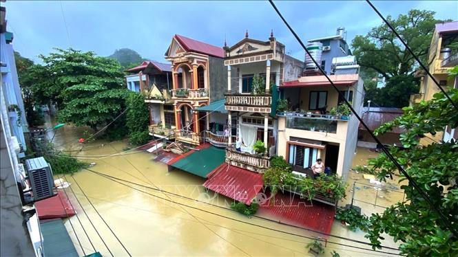 Nước lũ dâng cao khiến nhiều khu dân cư tại các phường Hà Giang 1 và Hà Giang 2, tỉnh Tuyên Quang, chìm trong biển nước, cuộc sống người dân bị đảo lộn. Ảnh: Minh Tâm-TTXVN