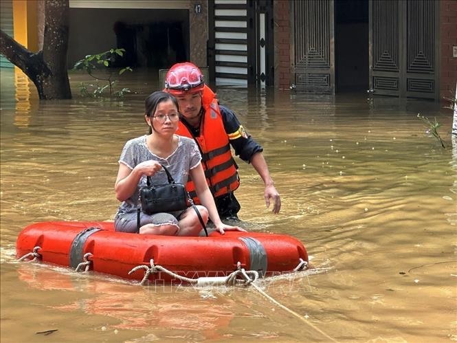  Người dân ở phường Hà Giang 1, tỉnh Tuyên Quang được lực lượng chức năng hỗ trợ sơ tán khỏi vùng ngập sâu, bảo đảm an toàn tính mạng. Ảnh: Minh Tâm-TTXVN
