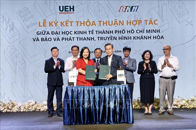 Đại học Kinh tế Thành phố Hồ Chí Minh (UEH) ký thỏa thuận hợp tác cùng Báo và Phát thanh, Truyền hình Khánh Hòa. Ảnh: Nguyễn Thành – TTXVN