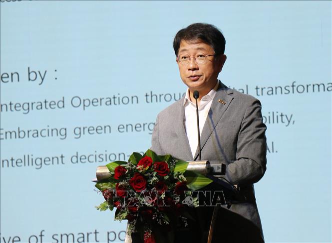 Tiến sĩ Park SangWoo, nguyên Bộ trưởng Bộ Đất đai, Cơ sở hạ tầng và Giao thông vận tải Hàn Quốc chia sẻ thông tin tại Hội thảo. Ảnh: Nguyễn Thành – TTXVN