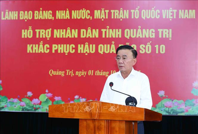 Đồng chí Trần Cẩm Tú, Uỷ viên Bộ Chính trị, Thường trực Ban Bí thư gửi lời thăm hỏi tới nhân dân tỉnh Quảng Trị trước thiệt hại do bão số 10 gây ra. Ảnh: Phương Hoa - TTXVN