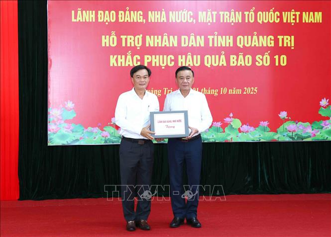 Đồng chí Trần Cẩm Tú, Ủy viên Bộ Chính trị, Thường trực Ban Bí thư thay mặt lãnh đạo Đảng, Nhà nước trao kinh phí hỗ trợ nhân dân tỉnh Quảng Trị. Ảnh: Phương Hoa - TTVXVN