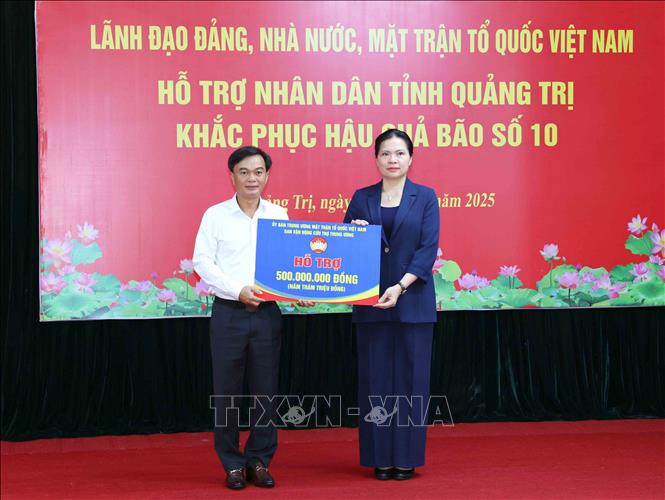 Đồng chí Hà Thị Nga, Uỷ viên Trung ương Đảng, Phó Chủ tịch Uỷ ban Trung ương Mặt trận Tổ quốc Việt Nam trao kinh phí hỗ trợ nhân dân khắc phục thiệt hại do bão số 10 gây ra: Ảnh: Phương Hoa - TTXVN
