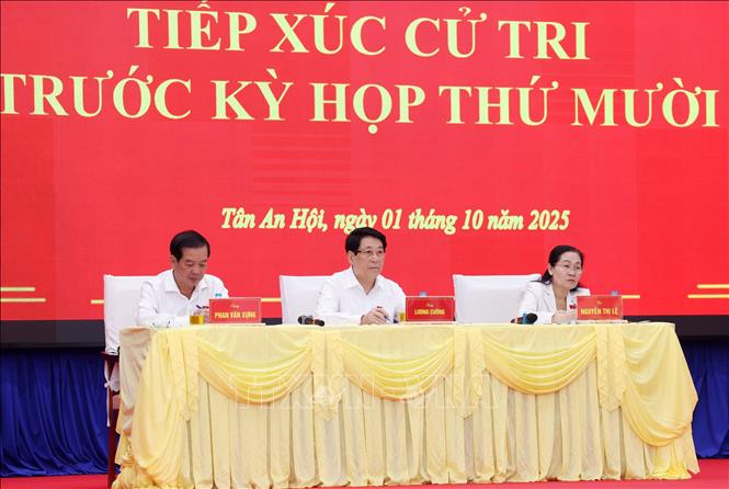 Chủ tịch nước Lương Cường và các Đại biểu Quốc hội Thành phố Hồ Chí Minh tiếp thu ý kiến cử tri trước Kỳ họp thứ 10, Quốc hội khóa XV. Ảnh: Lâm Khánh – TTXVN