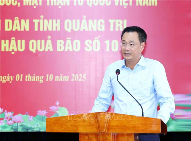 Đồng chí Lê Ngọc Quang, Uỷ viên Trung ương Đảng, Bí thư Tỉnh uỷ Quảng Trị báo cáo tình hình khắc phục hậu quả do cơn bão số 10. Ảnh: Phương Hoa - TTXVN
