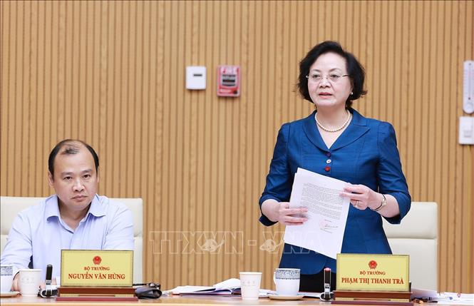 Bộ trưởng Bộ Nội vụ Phạm Thị Thanh Trà báo cáo tình hình triển khai và giải pháp thực hiện hiệu quả chính quyền địa phương hai cấp theo Kết luận của Bộ Chính trị, Ban Bí thư. Ảnh: Dương Giang-TTXVN 
