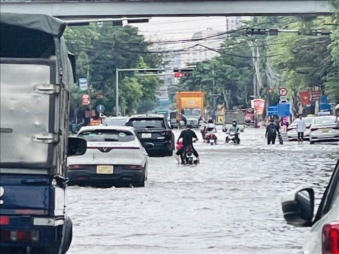 Chiều 1/10/2025, đường Cầu Bươu vẫn ngập mênh mông nước, giao thông đi lại khó khăn. Ảnh: Tuyết Mai - TTXVN