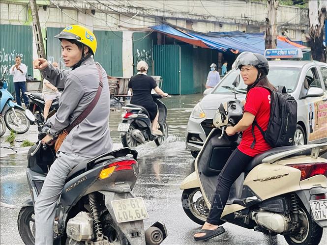 Xe máy phải quay đầu trước điểm ngập trên đường Cầu Bươu. Ảnh: Tuyết Mai - TTXVN