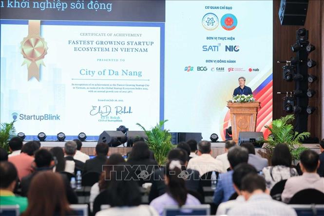 Phó Chủ tịch UBND thành phố Đà Nẵng Hồ Quang Bửu trình bày tham luận “Đổi mới sáng tạo thúc đẩy tăng trưởng kinh tế tại thành phố Đà Nẵng”. Ảnh: Hoàng Hiếu - TTXVN