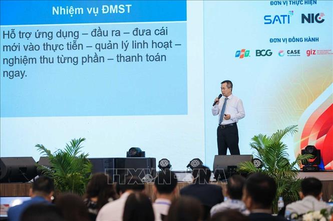 Phó Cục trưởng Cục Đổi mới Sáng tạo (Bộ Khoa học và Công nghệ) Chu Thúc Đạt báo cáo về các chính sách quốc gia về đổi mới sáng tạo, công bố mô hình hợp tác 3 nhà: Nhà nước - Nhà trường - Nhà doanh nghiệp. Ảnh: Hoàng Hiếu - TTXVN
