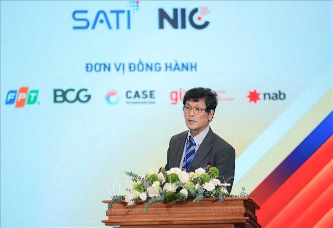 Ông Tsuyoshi Usagawa - Chuyên gia Nhật Bản trình bày tham luận “Kinh nghiệm quốc tế về triển khai cơ chế, chính sách thúc đẩy đổi mới sáng tạo quốc gia”. Ảnh: Hoàng Hiếu - TTXVN