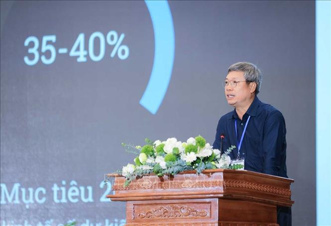 Phó Chủ tịch UBND thành phố Đà Nẵng Hồ Quang Bửu trình bày tham luận “Đổi mới sáng tạo thúc đẩy tăng trưởng kinh tế tại thành phố Đà Nẵng”. Ảnh: Hoàng Hiếu - TTXVN