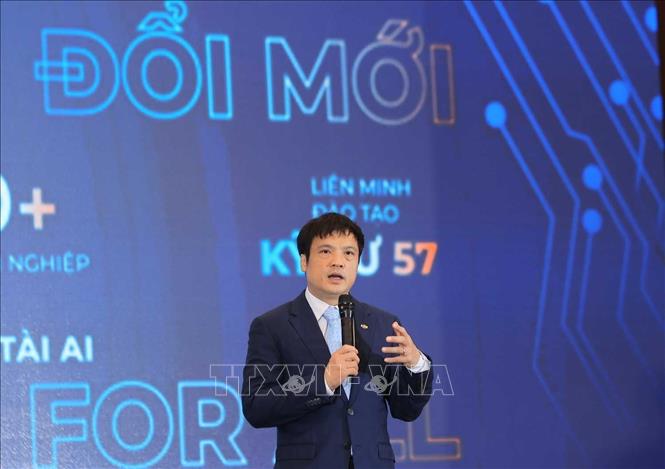 Tổng Giám đốc FPT Nguyễn Văn Khoa trình bày tham luận “Doanh nghiệp - Trung tâm của hệ thống đổi mới sáng tạo quốc gia”. Ảnh: Hoàng Hiếu - TTXVN