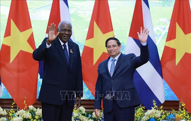 Thủ tướng Phạm Minh Chính hội kiến Chủ tịch Quốc hội Cuba Esteban Lazo Hernández. Ảnh: Dương Giang-TTXVN  
