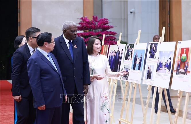 Thủ tướng Phạm Minh Chính và Chủ tịch Quốc hội Cuba Esteban Lazo Hernández tham quan trưng bày ảnh về quan hệ hợp tác giữa hai nước (do TTXVN thực hiện). Ảnh: Dương Giang-TTXVN  