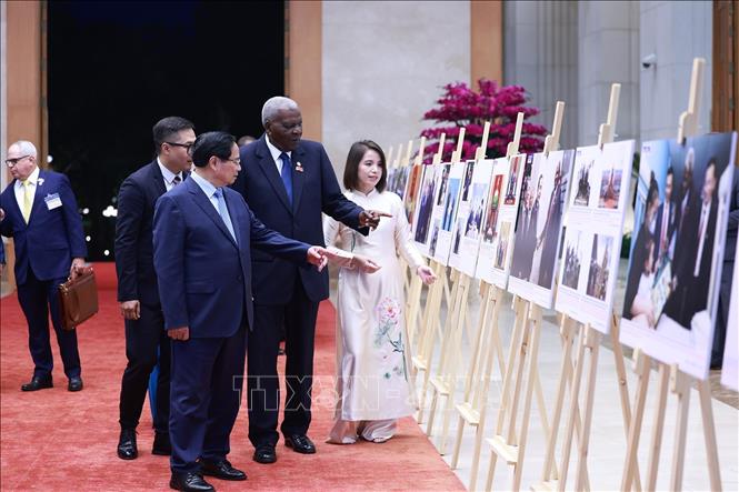 Thủ tướng Phạm Minh Chính và Chủ tịch Quốc hội Cuba Esteban Lazo Hernández tham quan trưng bày ảnh về quan hệ hợp tác giữa hai nước (do TTXVN thực hiện). Ảnh: Dương Giang-TTXVN  